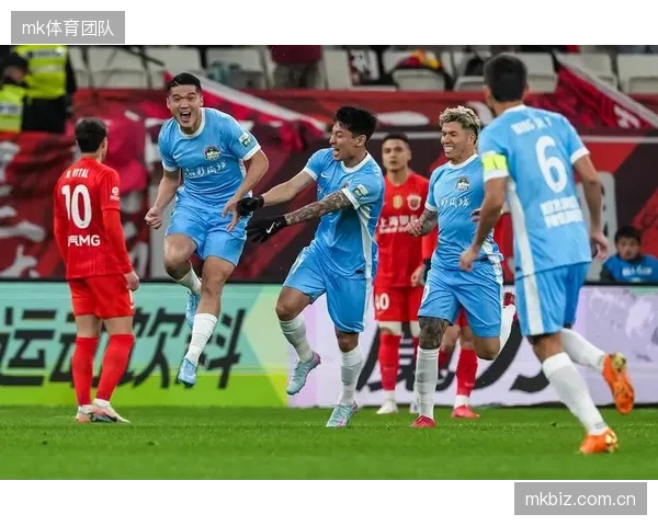 卫冕冠军上海海港阵容磨合不力，半程仅积12分深陷保级区。